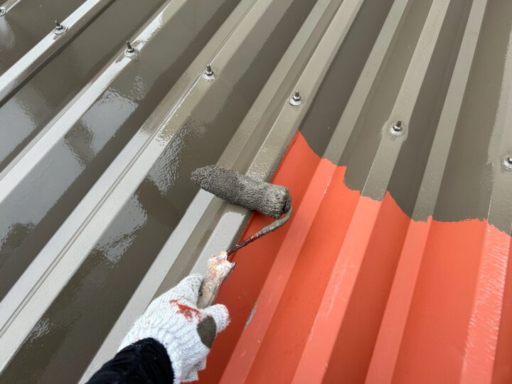 車庫屋根　中塗り作業